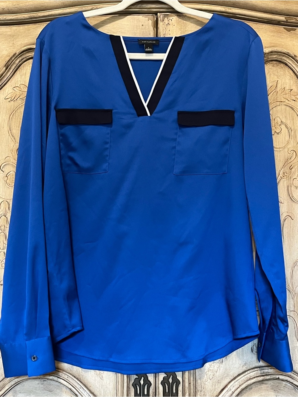 Ann Taylor PTP 21” V-Neck Long Sleeve blouse